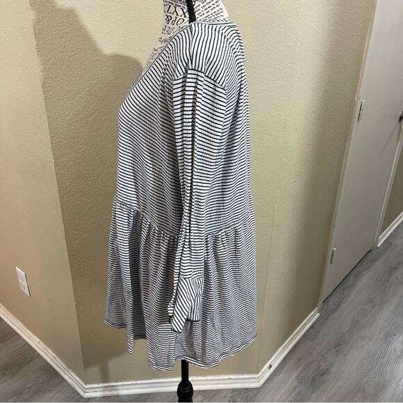 Torrid stripe top 2‎ 2X - Picture 4 of 7